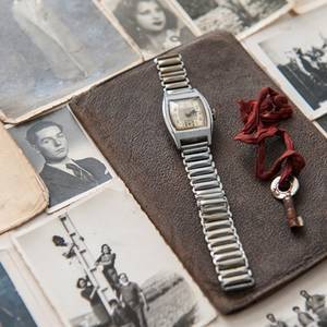 La familia de José López recibió fotos familiares y un reloj, que aún funciona, del ITS.